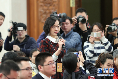 　3月6日，全国政协十二届五次会议在北京人民大会堂新闻发布厅召开记者会，邀请5位全国政协委员就深入推进“三去一降一补”、深入推进农业供给侧结构性改革、着力振兴实体经济、防范金融风险、推进“一带一路”建设等回答记者提问。图为新华社记者在会上提问。