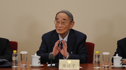 图为厉以宁回答记者提问。