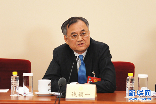 图为全国政协委员钱颖一回答记者提问。_副本