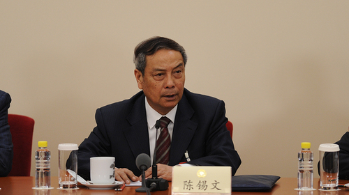 图为陈锡文回答记者提问。