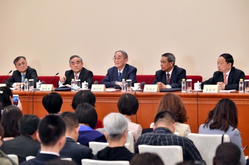 3月6日，全国政协十二届五次会议在北京人民大会堂新闻发布厅召开记者会，邀请全国政协委员厉以宁、陈锡文、杨凯生、常振明、钱颖一就深入推进“三去一降一补”、深入推进农业供给侧结构性改革、着力振兴实体经济、防范金融风险、推进“一带一路”建设等回答记者提问。3