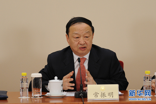 3月6日，全国政协十二届五次会议在北京人民大会堂新闻发布厅召开记者会，邀请5位全国政协委员就深入推进“三去一降一补”、深入推进农业供给侧结构性改革、着力振兴实体经济、防范金融风险、推进“一带一路”建设等回答记者提问。图为全国政协委员常振明回答记者提问。