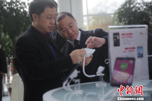 资料图：市民正在体验移动4G。陈超 摄