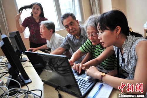 资料图：志愿者为福利院几位老人辅导电脑入门知识。<a target='_blank' href='http://www.chinanews.com/'>中新社</a>发 邹宪 摄