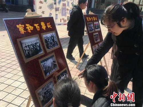 市民围观家书展?！±罴掩S 摄