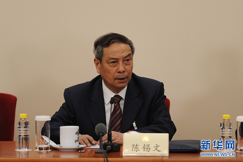 　3月6日，全国政协十二届五次会议在北京人民大会堂新闻发布厅召开记者会，邀请5位全国政协委员就深入推进“三去一降一补”、深入推进农业供给侧结构性改革、着力振兴实体经济、防范金融风险、推进“一带一路”建设等回答记者提问。图为全国政协常委陈锡文回答记者提问。