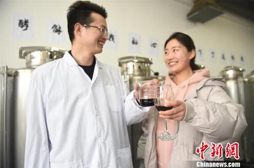 男生把自酿的红酒送给女生?！『钋?摄