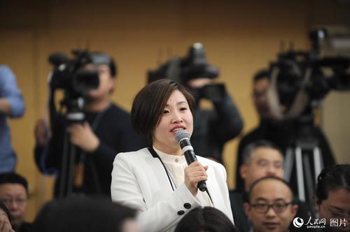 河南报业大河报客户端记者提问人民网记者 翁奇羽 摄