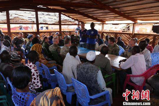与难民营民众座谈交流?！±钚?摄