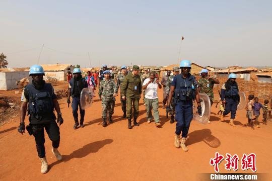 视察工兵难民防护墙建设?！±钚?摄