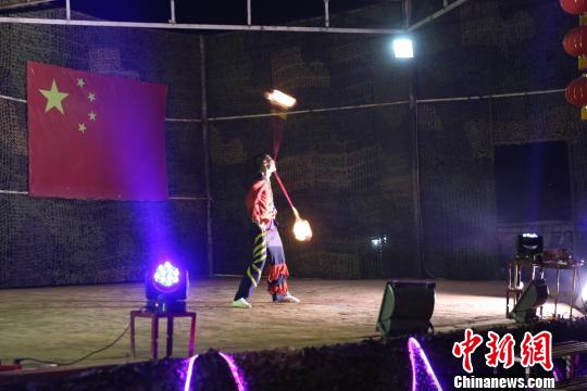杂技火流星表演?！±钚?摄