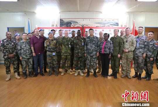 合影留念?！±钚?摄