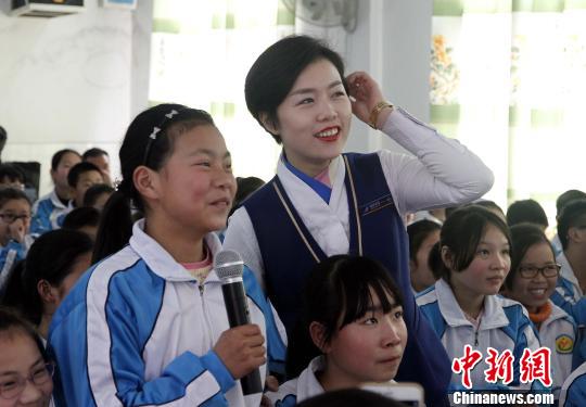 乘务员为孩子们讲授航空知识?！∩蚶?摄