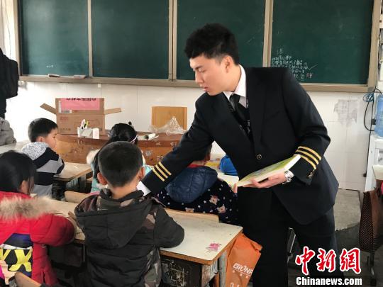 空乘人员给孩子们送书?！∩蚶?摄