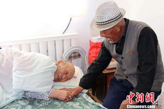 新疆一对“发小”70年相守为伴不离不弃（图）