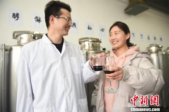 男生把自酿的红酒送给女生。　侯庆 摄