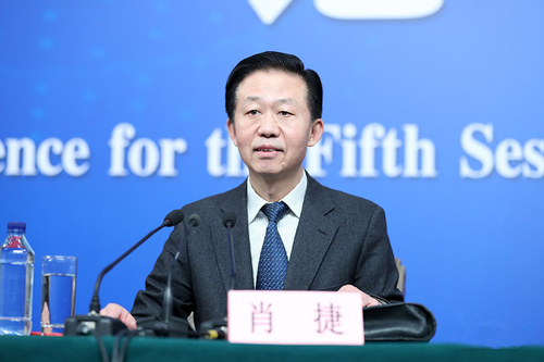 　3月7日，十二届全国人大五次会议举行记者会，邀请财政部部长肖捷、部长助理戴柏华就“财政工作和财税改革”的相关问题回答中外记者的提问。图为财政部部长肖捷。_副本