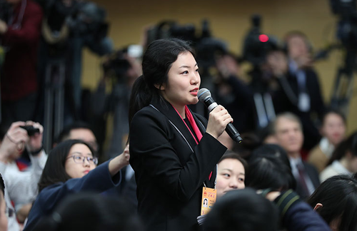 图为新华社记者提问。