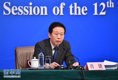 　　3月7日，十二届全国人大五次会议新闻中心举行记者会，邀请财政部部长肖捷、部长助理戴柏华就“财政工作和财税改革”的相关问题回答中外记者的提问。这是肖捷在回答记者提问。