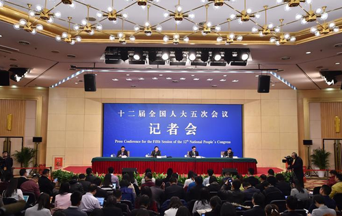 　　3月7日，十二届全国人大五次会议新闻中心举行记者会，邀请财政部部长肖捷、部长助理戴柏华就“财政工作和财税改革”的相关问题回答中外记者的提问。