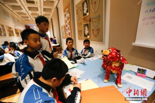 故宫教育中心开展针对不同年龄观众的教育或研修活动，尤其为常年面向中小学生及家庭观众提供各类具有故宫特色、内容丰富、形式多样的专题教育项目提供了灵活便利的场地空间。 <a target='_blank' href='http://www.chinanews.com/'>中新社</a>记者 杜洋 摄