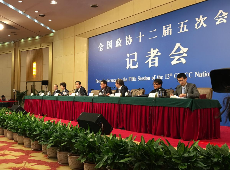 全国政协十二届五次会议记者会“政协委员谈坚定文化自信讲好中国故事”