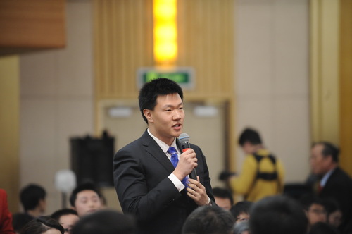 中央电视台、央视网记者提问。