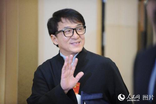 成龙委员向记者挥手致意 成龙委员向记者挥手致意