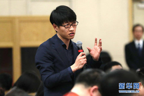 图为中国国际广播电台记者提问。