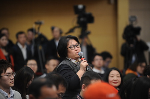 妇女报记者提问。