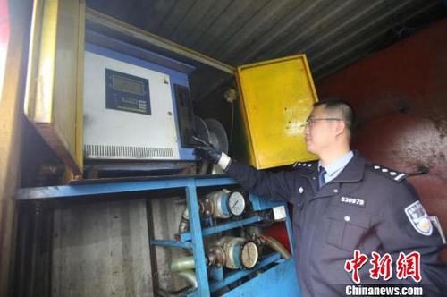 深圳海关缉私警捣毁三个“黑油点”查扣走私柴油超万升