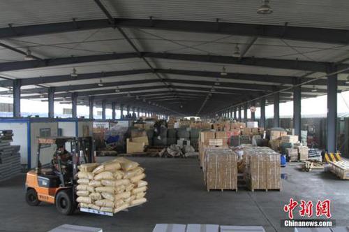 11月10日，沈阳，繁忙的沈阳铁路局零散货物快运货场。今年“双十一”期间，11月11日至11月20日，沈阳铁路局推出“电商黄金周”货运服务新举措，全力打造高铁快运、快速货物班列、零散货物快运等产品，全面服务电商物流。其表明，铁路方面也开始加入“双十一”网购狂潮的“运输大战”。<a target='_blank' href='http://www.chinanews.com/'>中新社</a>记者 沈殿成 摄