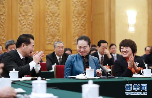 3月7日，辽宁代表团的冯玉萍代表（前中）在发言时激动不已。在两会会场内外，女代表、女委员、女工作人员、女记者在工作中尽职尽责，展现着自己的风采。 新华社记者 谢环驰 摄