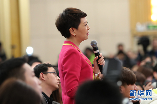 图为中央电视台记者提问。