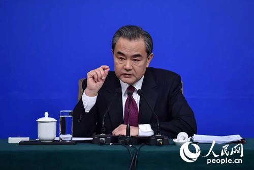 图为2017年3月8日上午，外交部部长王毅回答中外记者提问。人民网记者翁奇羽摄