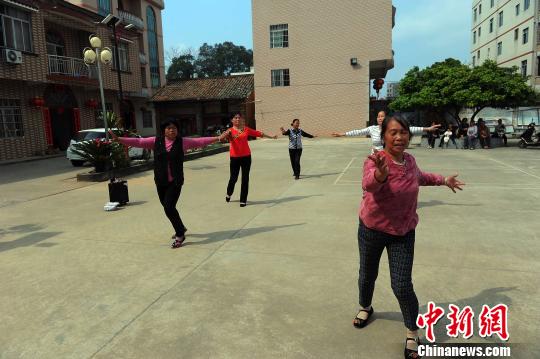 广西贵港留守农妇赶时髦广场舞“点亮”夜生活