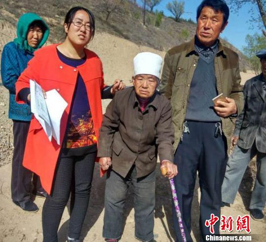 王万芳在贫困户入户调查时，走进演武乡佛岔村马忠玲家和残疾老人在一起?！『钪拘?摄