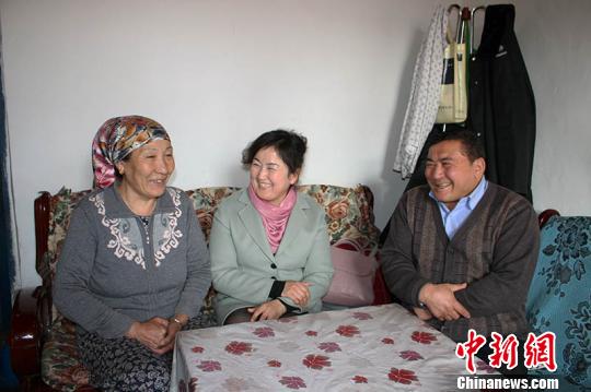 巴哈义古丽·尼合买提看望阿赛和卡热木汗一家，为阿赛送去节日的祝福?！≌殴?摄