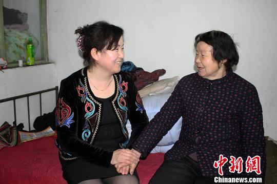 巴哈义古丽·尼合买提看望“妈妈”王改英，拉着她的手嘘寒问暖?！≌殴?摄