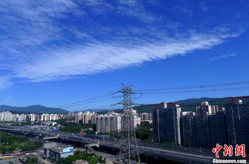 图为北京石景山区的上空呈现蓝天白云美景。<a target='_blank' href='http://www.chinanews.com/'>中新社</a>发 李文明 摄 图片来源：CNSPHOTO