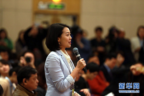 图为凤凰卫视记者提问。