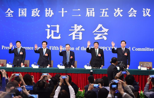 五位委员向记者挥手致意_ 五位委员向记者挥手致意_