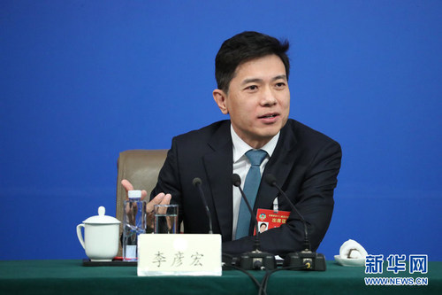 图为全国政协委员，全国工商联副主席，百度公司董事长兼首席执行官李彦宏答记者问。