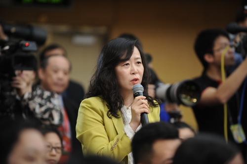 法制日报记者提问。