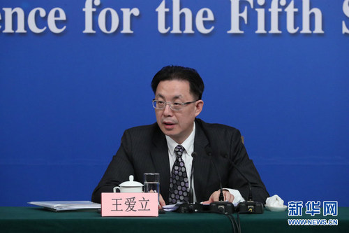 图为全国人大常委会法工委刑法室主任王爱立回答记者提问。