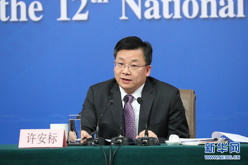 图为全国人大常委会法工委副主任许安标回答记者提问。