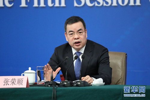 图为全国人大常委会法工委副主任张荣顺回答记者提问。