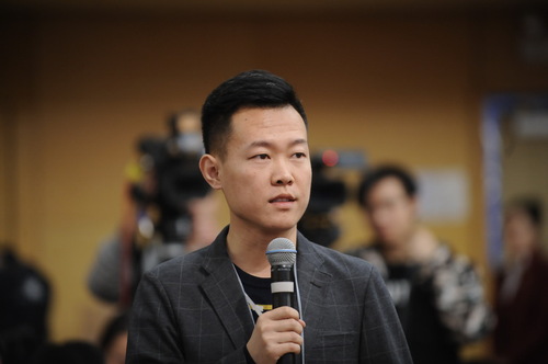 光明日报记者提问。