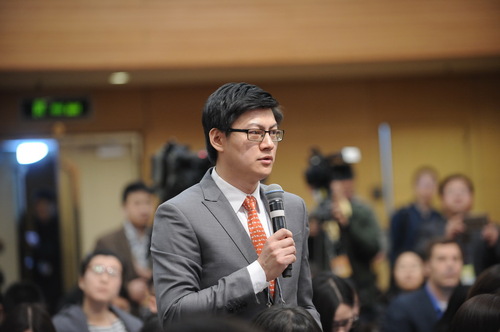 中央电视台记者提问。