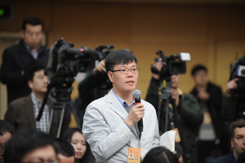 瞭望周刊记者提问。